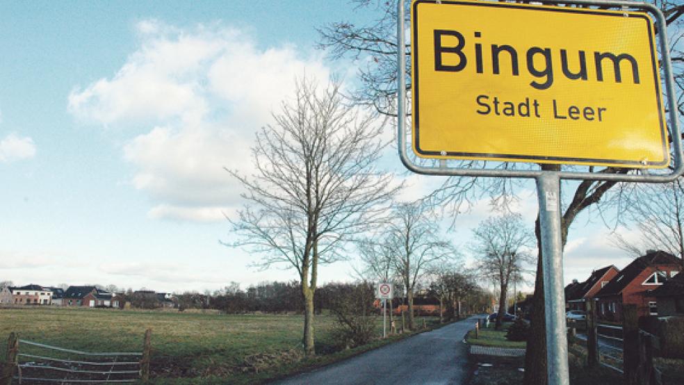 Das neue Wohnbaugebiet auf der Weide links im Bild soll von der Bingumgaster Straße aus in der Nähe des Feuerwehrhauses erschlossen werden. Eine Straßenverbindung zum ersten Bauabschnitt wird es nicht geben, um Durchgangsverkehr zu verhindern. © Foto: Szyska