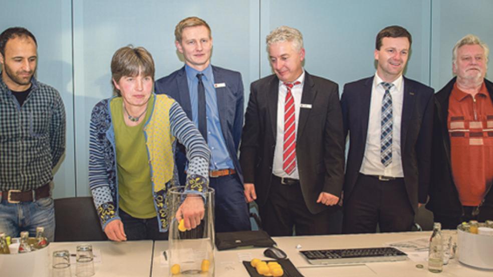 Die Auslosung nahm Marlies Smidt gemeinsam mit dem Organisationsteam um Erhan Colak, Markus Janssen, Christian Schulte, Timo Eckleben und »Hilli« Hilbrands vor. © Foto: Mentrup