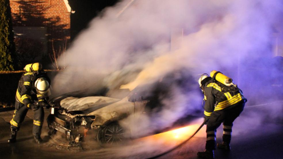 18 Feuerwehrleute löschten in der Nacht zum Montag einen brennen VW Polo, der an der Graf-Edzard-Straße stand. © Foto: J. Rand (Feuerwehr)
