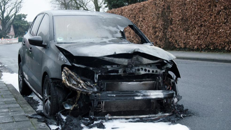 Totalschaden entstand beim Brand eines VW Polo in der Nacht zum Montag. Wahrscheinlich handelt es sich um Brandstiftgung. Der Brand eines Mercedes ist hingegen offenbar auf einen technischen Defekt zurückzuführen. © Foto: Hanken