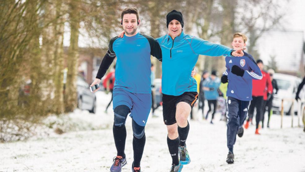 Auch im Schnee bester Stimmung: Heiko Abbas (links) und Uwe Barth verbreiteten beim Auftakt der zwölften Ems-Dollart-Winterlauf und Walkingserie gute Laune. © Foto: Mentrup
