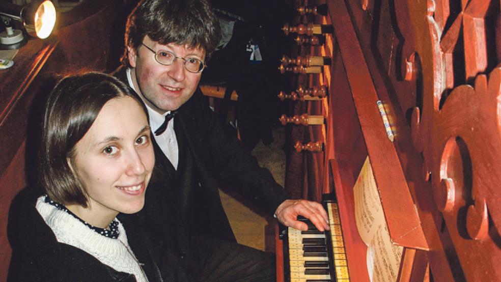 Winfried Dahlke und Darija Schneiderova spielten am Sonntag vierhändig und solo an der Schnitger-Orgel in der Georgskirche zu Weener. © Foto: Kuper
