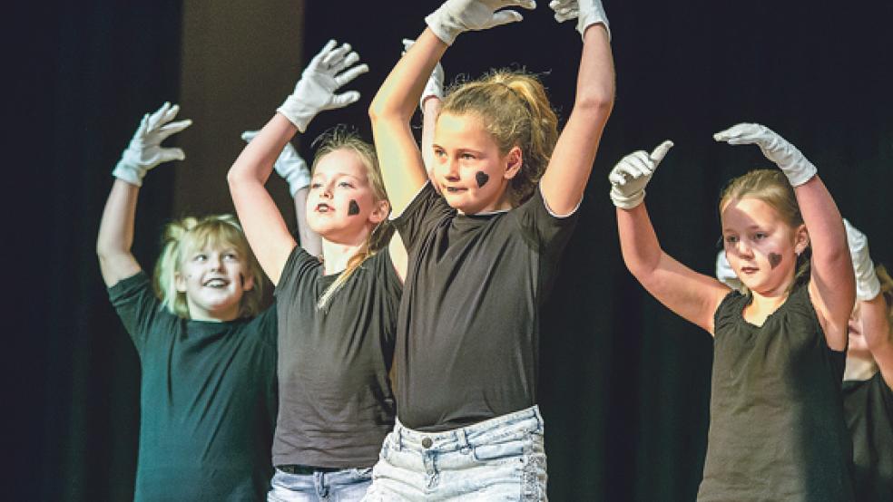 Vom Outfit über das Make-up bis zur Choreographie - bei der Tanzshow »Rhythmus im Blut« stimmte alles, nicht nur bei den »Dancing Kids« des TuS Weener. © Fotos: Mentrup