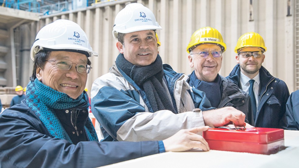 Kiellegung der »World Dream« im überdachten Baudock II in Papenburg: (von links) Tan Sri Lim Kok Thay, Thatcher Brown (»Dream Cruises«) sowie Bernard Meyer und Tim Meyer (Meyer Werft). © Foto: Meyer Werft