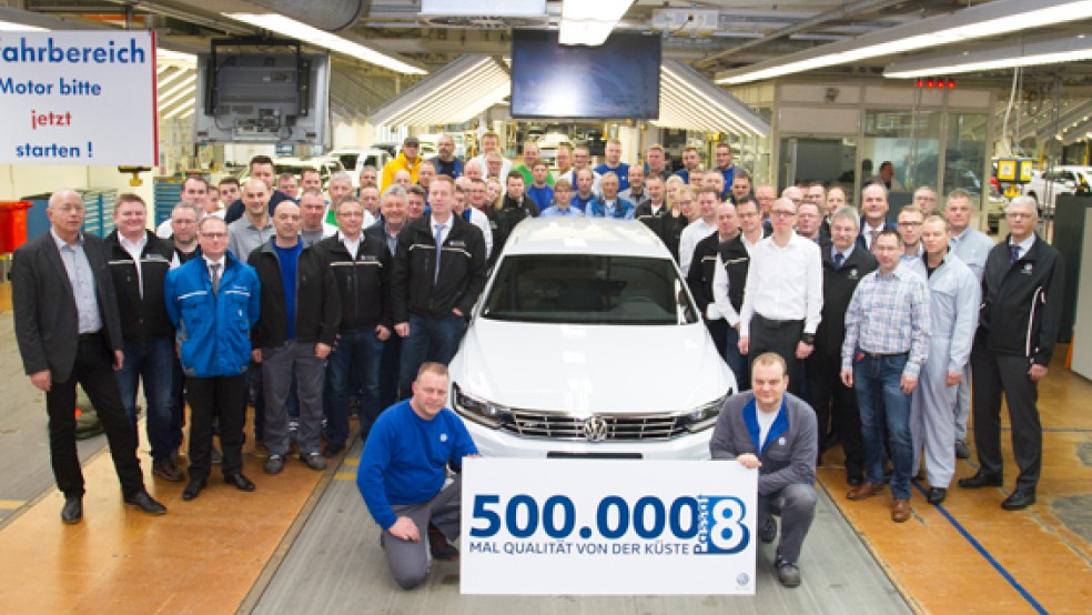 Werkmanagement, Betriebsrat und die Belegschaft verabschiedeten den 500.000. Passat B8. © Foto: Volkswagen