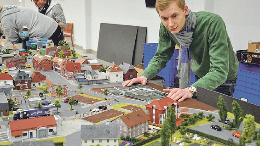 Jan-Christoph Kerski wirft einen Blick auf die Arbeiten am Modell von Bad Zwischenahn, das in Kürze fertiggestellt sein wird. © Fotos: Kuntze