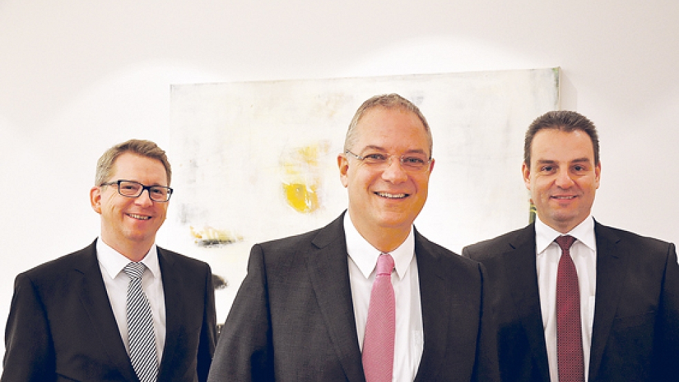 Stellten in Leer die Jahresbilanz der Ostfriesischen Volksbank vor (von links): Joachim Fecht, Holger Franz und Georg Alder von der OVB-Spitze.  © Foto: Boelmann