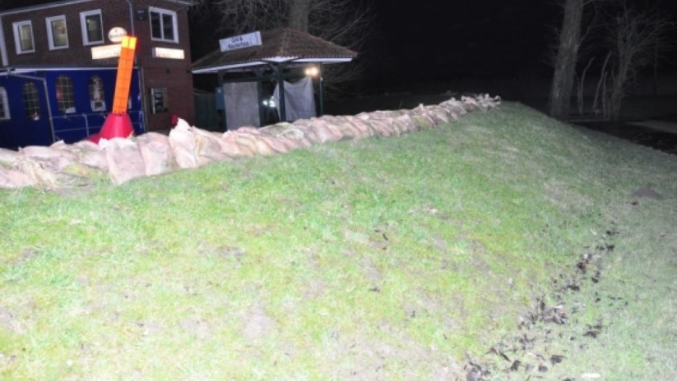 Die Feuerwehr rückte gestern Abend gegen 18.30 Uhr zum Jemgumer Hafen aus, um das Restaurant »Luv up« vor einer erneuten Überflutung abzusichern.  © Foto: Wolters