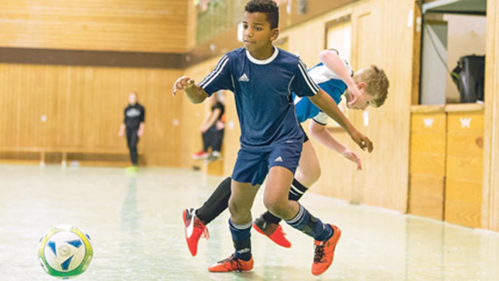 Mit viel Zug zum Tor agierten die Holthuser Nachwuchstalente. Hier schüttelt Leon Robbe seinen Gegenspieler ab. © Foto: Mentrup