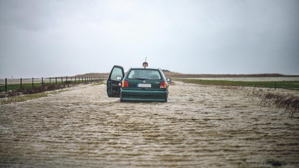 Ein Autofahrer musste die Nacht auf der Bohrinsel in Dyksterhusen verbringen. Er war vom Hochwasser eingeschlossen. Unser Archivbild entstand im Dezember 2013. Damals wurde ein anderer Autofahrer vom Hochwasser »ausgebremst«. © Foto: RZ-Archiv
