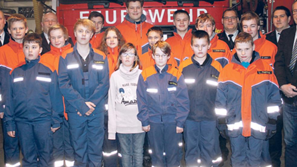 Die Jugendfeuerwehr Weener konnte neben (hinten von links) Jugendfeuerwehrwart Ewald Freese und seinem Stellvertreter Jens Kotte auch (von rechts) den stellvertretenden Bürgermeister Helmut Geuken, Jens Schmitt von der Kreisfeuerwehr sowie Stadt- und Ortsbrandmeister Jörg Fisser zur Hauptversammlung begrüßen. © Foto: Rand (Feuerwehr)