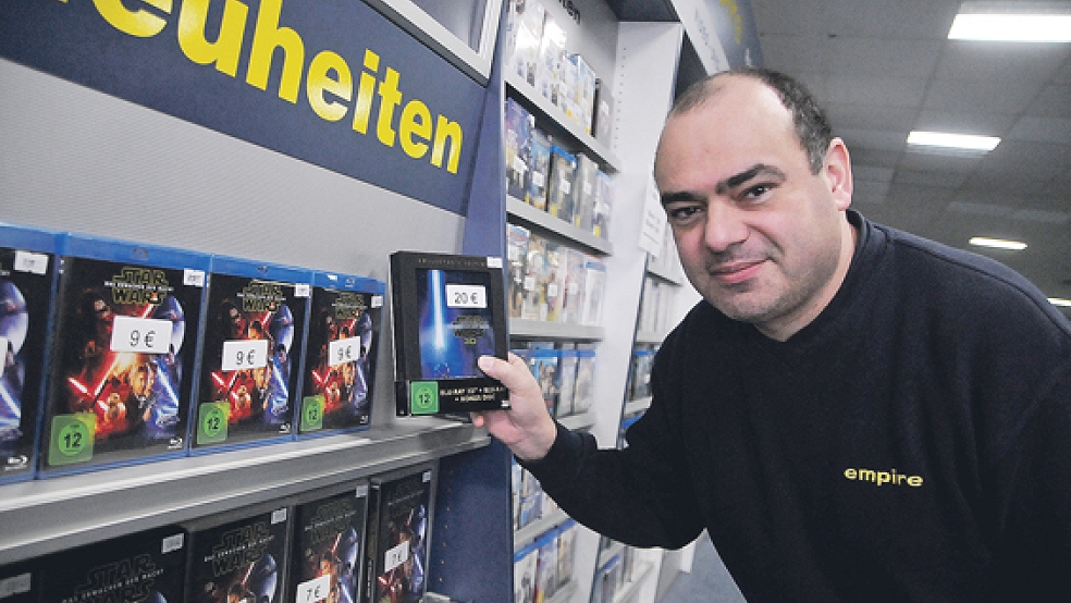 Zum letzten Mal räumt Habib Bejaoui die Regale in seiner Filiale in Leer mit DVDs und Blu-Rays ein. Bis zum 21. Januar sollen alle 10.000 DVDs, Blu-Rays und Videospiele an die Kunden gebracht werden. © Foto: Hellmers