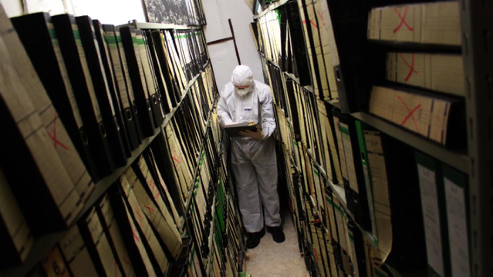 Nur mit Schutzanhzügen kann derzeit das Stadtarchiv in Papenburg betreten werden. © Foto: Stadt Papenburg