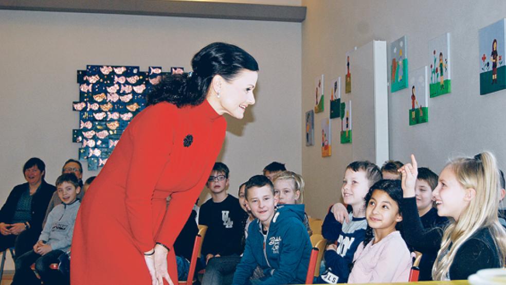 Suchte das Gespräch mit den Kindern: Die CDU-Bundestagsabgeordnete Gitta Connemann. Sie hatte sich mit dafür stark gemacht, dass auch die Grundschule Weener zum »Haus der kleinen Forscher« werden kann.Foto: Hoegen  © 