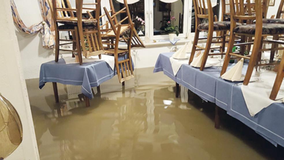 In der Nacht zum 27. Dezember stand die Gaststätte »Luv up« in Jemgum wieder unter Wasser. In der Nacht zu heute drohte ein ähnliches Szenario. © Foto: privat