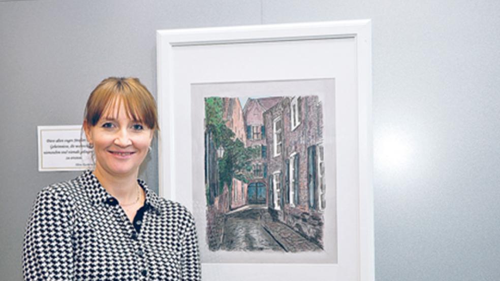 Elena Kuzmina stellt eine Auswahl ihrer Bilder im SparkassenHaus in Leer aus. © Foto: Wolters