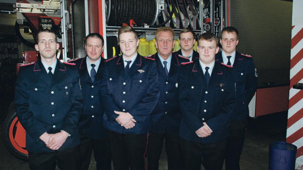 Befördert, ernannt oder gewählt wurden (von links) René Kotulla (Löschmeister und Gruppenführer), Christopher Murra (Zeugwart), Marco Pillekat (Feuerwehrmann), Helmut Erfkamp (Zugführer) sowie Nils Düring, Ingo Ackermann und Lars Düring (alle drei Hauptfeuerwehrmann). © Fotos: Kuper
