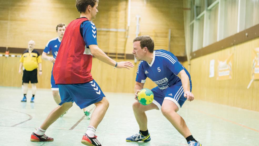 Mit einer Körpertäuschung verlädt Rückkehrer Johannes Kampen (rechts) seinen Esenser Gegenspieler. Insgesamt hatten die Holthuser keine Mühe mit den Bärenstädtern. © Foto: Mentrup