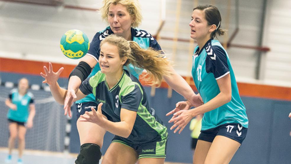 Einen ganz schweren Stand hatten Deike Bornemann und ihre Mitspielerinnen von Weener/Bunde II. Die erste HSG-Mannschaft um Ilka Himstedt und Ivonne Köller setzte sich klar durch. © Foto: Mentrup