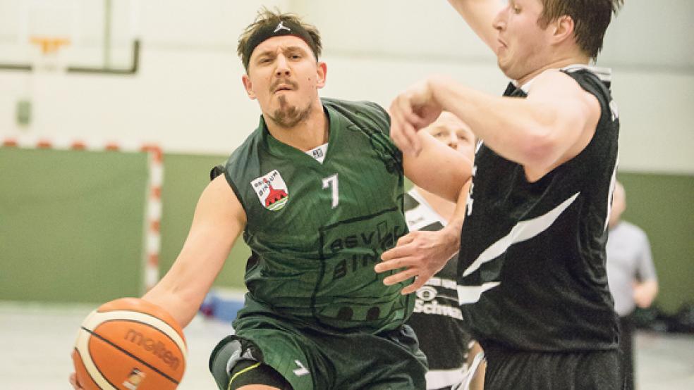Verbissen kämpften die Bingumer Basketballer um Björn Seelenbinder (l.) gegen Nordenham um Lars Lennart Beckereit. Am Ende aber mussten sie sich geschlagen geben. © Foto: Mentrup