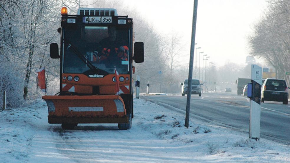 Gestern Mittag gegen 14 Uhr in Höhe Weener-Buschfeld: Ein Fahrzeug der Straßenmeisterei verteilt Streusalz auf dem schneebedeckten Radweg an der Bundesstraße 436. © Foto: Szyska
