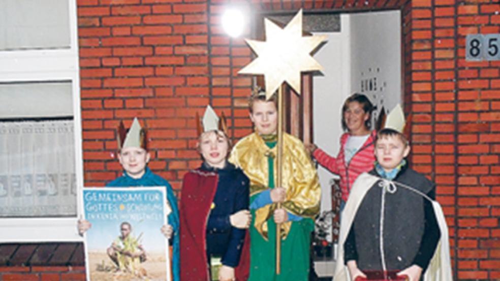 Auch Schneefall konnte sie nicht stoppen: Die Sternsinger bei ihrer Tour durchs Rheiderland. © Foto: privat