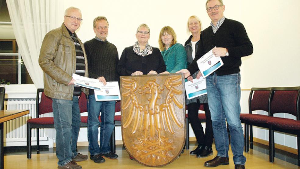 Freuen sich auf die achte Runde des Politikerpatenschaftsprojektes (von links): Gerrit Dreesmann (SPD), Lutz Drewniok (Grüne), Hildegard Hinderks (CDU), Johanna Pastoor (CDU), Stadtjugendpflegerin Angelika Janßen-Harms und Helmut Geuken (SPD) nach dem Vorbereitungstreffen am Montag im Weeneraner Rathaus. © Foto: Szyska