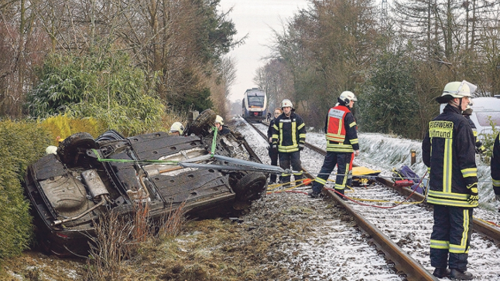 Ein Auto und ein Zug sind gestern im Wittmunder Stadtteil Blersum zusammengestoßen. Der Autofahrer wurde dabei schwer verletzt. © Foto: Johannßen 