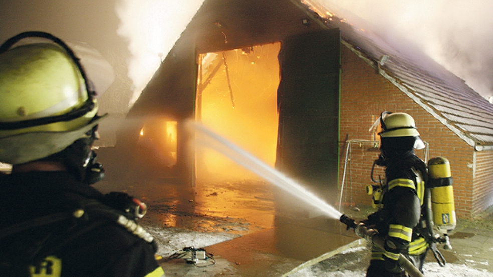 Eine Scheune in Hesel ist am Dienstagabend in Brand geraten.  © Foto: Kreisfeuerwehr