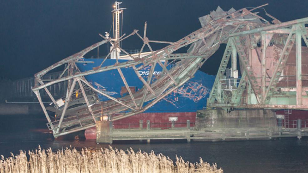 Die Kollision der »Emsmoon« mit der Friesenbrücke beruht auf einen Absprachefehler. Dieser Einschätzung des Amtsgerichts Leer bleibt bindend, nachdem die Staatsanwaltschaft Aurich mit ihrem Vorstoß gescheitert war, den Leeraner Gerichtsbeschluss wegen Nichtzuständigkeit anzufechten. © Foto: Mentrup