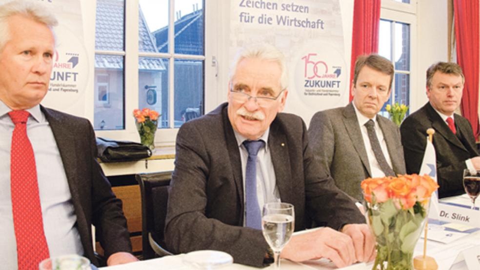 Lange Gesichter über lange Verfahrensgänge: IHK-Präsident Wilhelm Brüning (2. von links) kritisierte das zähe Verfahren zur Außenems-Vertiefung. Von links: Dr. Jan Amelsbarg (stellvertretender Hauptgeschäftsführer), Brüning, Geschäftsführer Dr. Torsten Slink und Arno Ulrichs (Wirtschaftsförderung). © Foto: Hanken