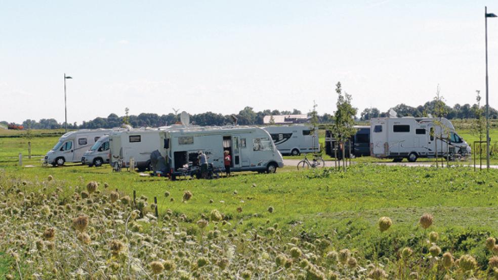 Der Wohnmobilstellplatz in Ditzum sorgt bei einigen Anwohnern im Fischerdorf an der Ems für Unmut. © Foto: RZ-Archiv