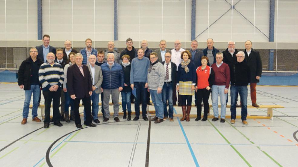 Die Vertreter der Vereine nahmen am Dienstagabend die Zuwendungsbescheide für ihre Bau-, Sanierung- und Erneuerungsprojekte entgegen. Auch Bürgermeisterin Beatrix Kuhl nahm an der Veranstaltung teil. © Foto: Muising