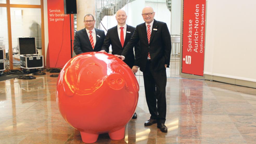 Wollen auch 2017 das »ordentliche Niveau« von 2016 halten: Der Vorstandschef der Sparkasse Aurich-Norden Carlo Grün (rechts) mit seinen beiden Vorstandskollegen Jörg Reinhard (links) und Oliver Löseke.  © Foto: Jürgens