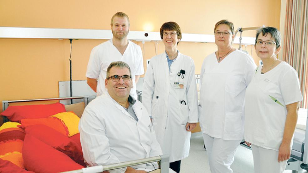 Das Team der Station: Leiter Dr. Jörn-Carsten Studt (vorne), Palliativmedizinerin Prof. Dr. Sylvia Kotterba (2. von links) sowie die Gesundheits- und Krankenpfleger Manfred Rosenboom, Therese Pleis und Renate Hübl,  © Foto:Klinikum Leer