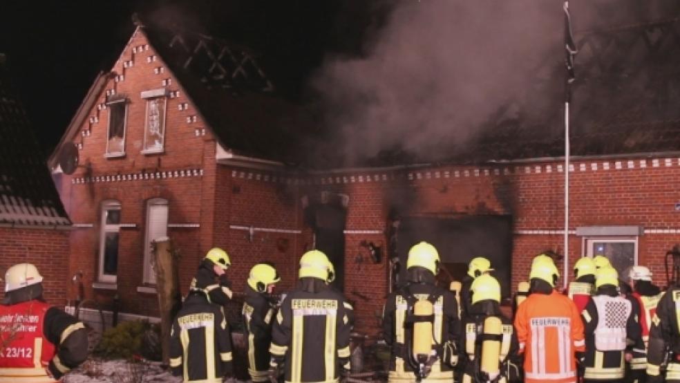 Eine bisher noch nicht identifizierte Leiche hat die Feuerwehr aus der Ruine eines Hauses in Wirdum geborgen. © Foto: Loger