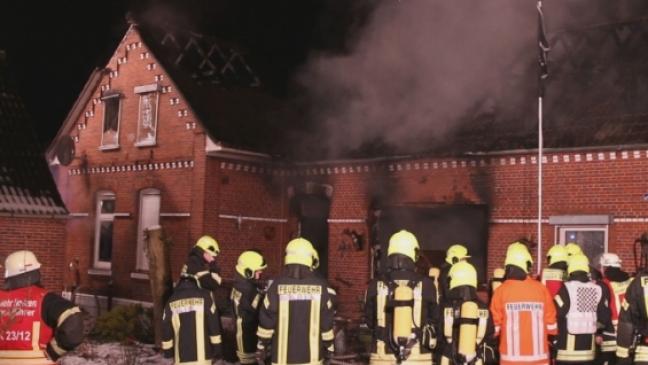 Feuerwehr birgt Leiche nach Hausbrand