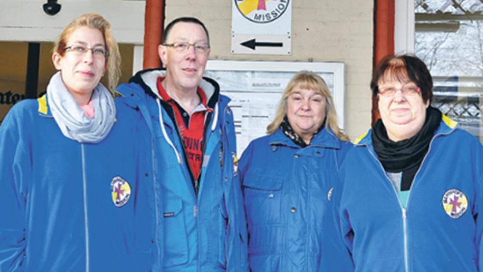 Sind für die Bahnhofsmission am Leeraner Bahnhof im Einsatz (von links): Sabrina Delger aus Möhlenwarf, Herbert Buttjer aus Filsum, Rosemarie Müller aus Emden und Margarete Leemhuis aus Möhlenwarf. © Foto: Boelmann