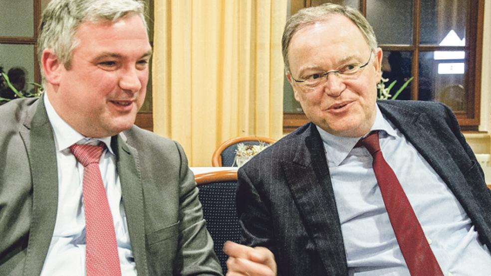 Läutete den Wahlkampf der Landes-SPD in Leer ein: Ministerpräsident Stephan Weil (rechts) mit dem Kreisvorsitzenden und Kandidaten Sascha Laaken aus Ostrhauderfehn. © Foto: Hanken