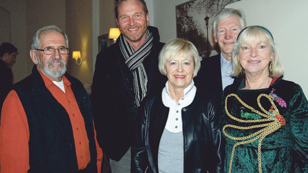 Allen Grund zum Strahlen hatten (von links) Fred Klinkhardt, Landesbühnen-Intendant Olaf Strieb, Elise und Bernd Seeringer und Elise Andresen-Buntjer. Sie unterhielt die Gäste des Neujahrsempfangs mit plattdeutschen Märchen. © Foto: Hoegen
