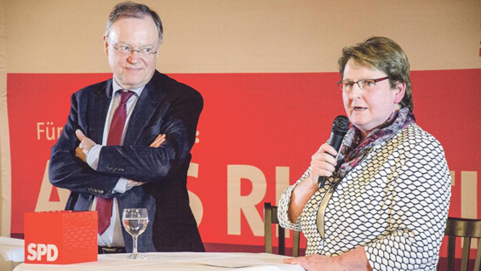 Auf einen Plausch mit dem Landesvater: Ministerpräsident und SPD-Landesvorsitzender Stephan Weil nahm sich in Leer viel Zeit für die Besucher des Dialog-Abends. Durch den Abend führte die SPD-Landtagsabgeordnete Johanne Modder aus Bunde (rechts). © Fotos: Hanken