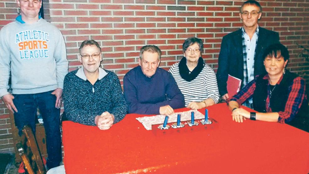 Der aktulle Vorstand der Theatergruppe, von links: Theo Röhr (Beisitzer), Heinz Straat (2. Vorsitzender), Roelf Dreesmann (1. Vorsitzender), Waltraud Dreesmann (Kassenwartin), Garrelt Janssen (Schriftführer) und Beisitzerin Anja Oltrop. © Foto: privat
