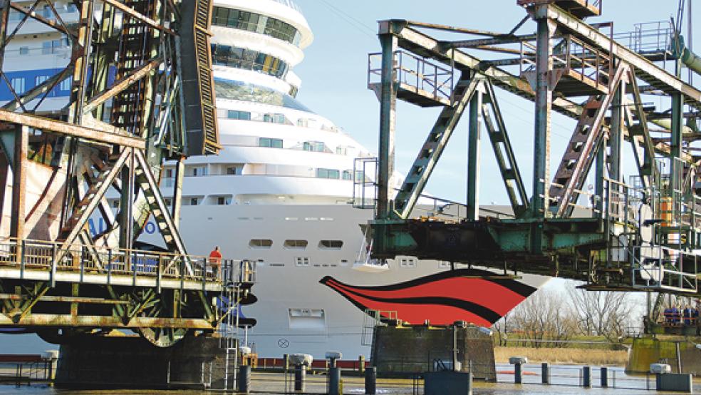 »Nadelöhr« Friesenbrücke: Bis zur Schiffskollision vom 3. Dezember 2015 musste das Mittelsegment ausgehoben werden, um die Kreuzfahrtschiffe der Meyer Werft in die Nordsee überführen zu können - hier die »AIDAsol« im März 2011. © Foto: Hanken