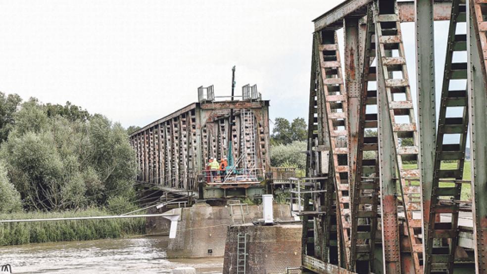 Die Zukunft der Friesenbrücke in Weener bleibt weiter ungewiss. Es wurde ein weiterer »Brückengipfel« für den 20. März terminiert. Das sorgt für Aufregung im und außerhalb des Rheiderlandes. © Foto: RZ-Archiv
