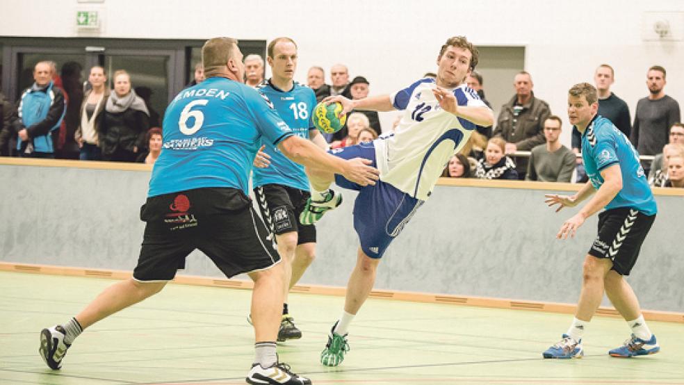 Nur schwer zu stoppen für die Emder Verteidiger war Holthusens Max Hartung. Er sorgte als Rechtsaußen für einigen Wirbel im Angriffsspiel der Rheiderländer. © Foto: Mentrup