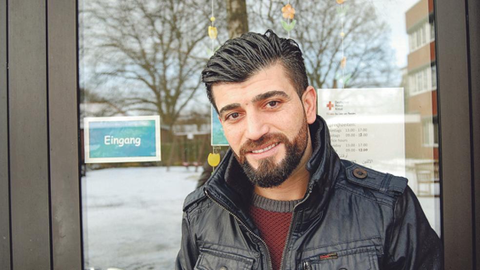 Kawa Hajji vor dem »Anleger« in Weener. Hier hat er montags und freitags Sprechstunden. © Foto: Hoegen