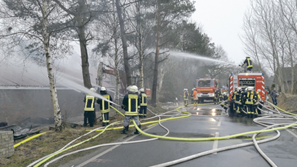 Im Zuge der Löscharbeiten verletzte sich auch ein Feuerwehrmann. © Foto: Polizei