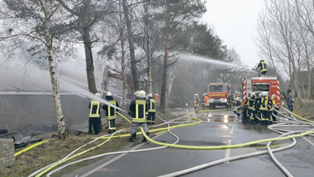 Vier Verletzte bei Lagerhallen-Brand