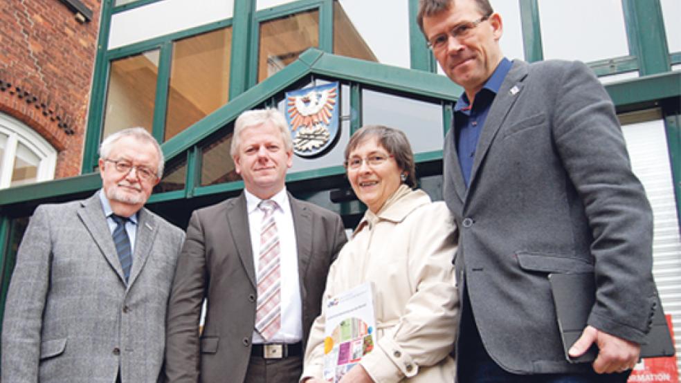 Vor dem Rathaus: Von links Jörg Furch, Vorstandsvorsitzender der VHS. Bürgermeister Ludwig Sonnenberg, Theresia Sommer und VHS-Leiter Detlev Maaß. © Foto: Hoegen
