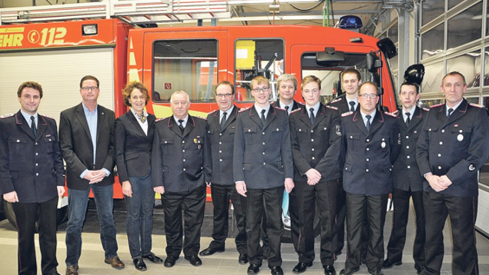 Die Feuerwehr Bingum und ihre Gäste: Von links Jann Freese, stellvertretender Ortsbrandmeister, Ortsvorsteher Sönke Eden, Bürgermeisterin Beatrix Kuhl, Harm Looden, Hermann-Dieter Striek, Florian Maas, Eric Hempel, Dennis Striek, Jan-Henrik Pflüger, Nils Heyenga, Ortsbrandmeister Ralf-Dieter Harbers und Stadtbrandmeister Jan Doosje.  © Foto:Wolters